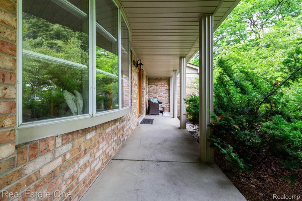 6011 Walker Drive Troy City, MI 48085