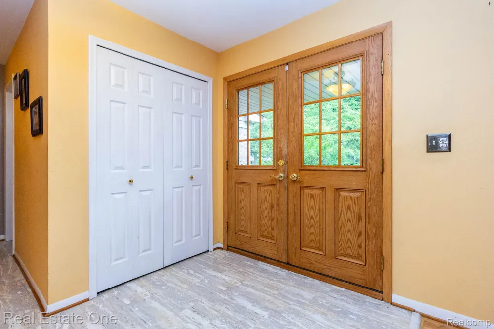 6011 Walker Drive Troy City, MI 48085