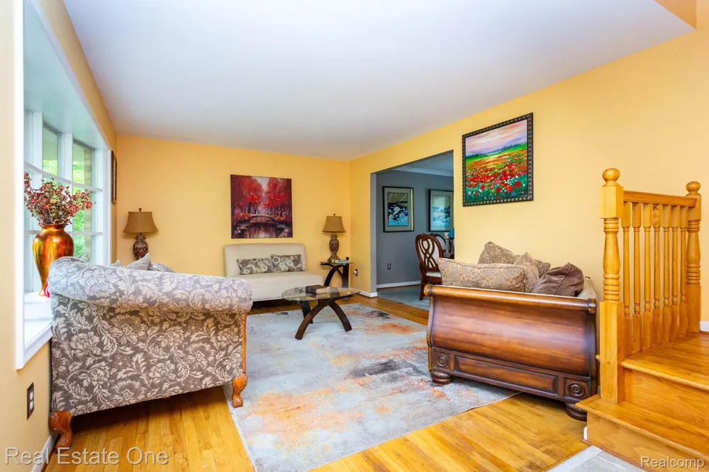 6011 Walker Drive Troy City, MI 48085