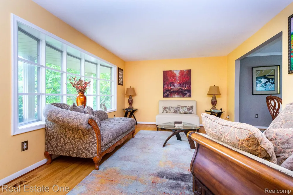 6011 Walker Drive Troy City, MI 48085