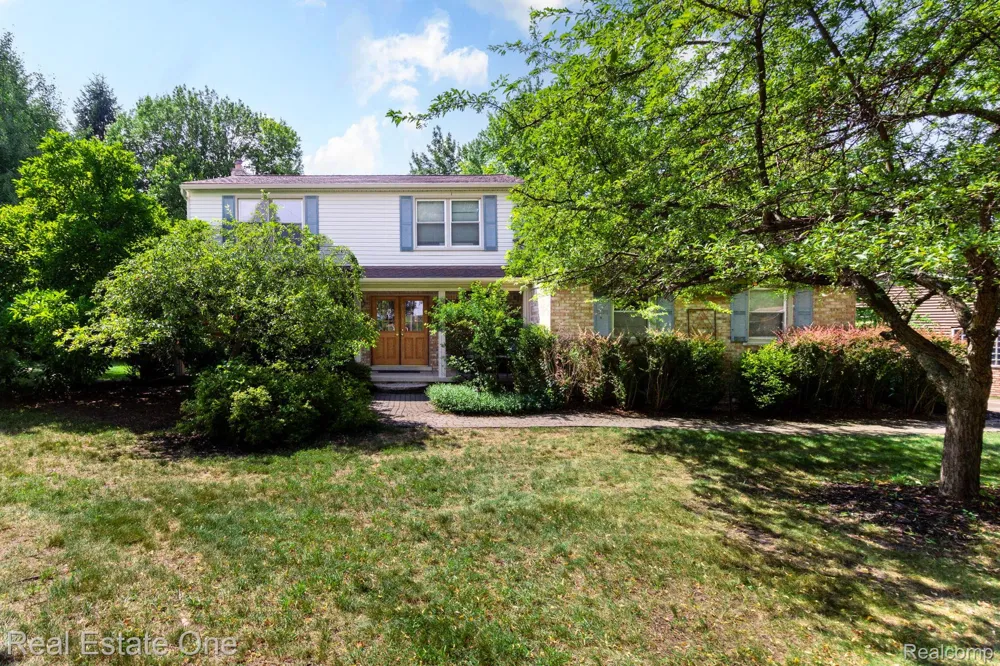6011 Walker Drive Troy City, MI 48085