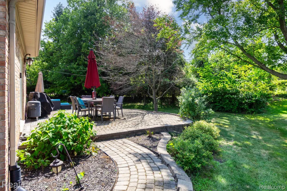 6011 Walker Drive Troy City, MI 48085