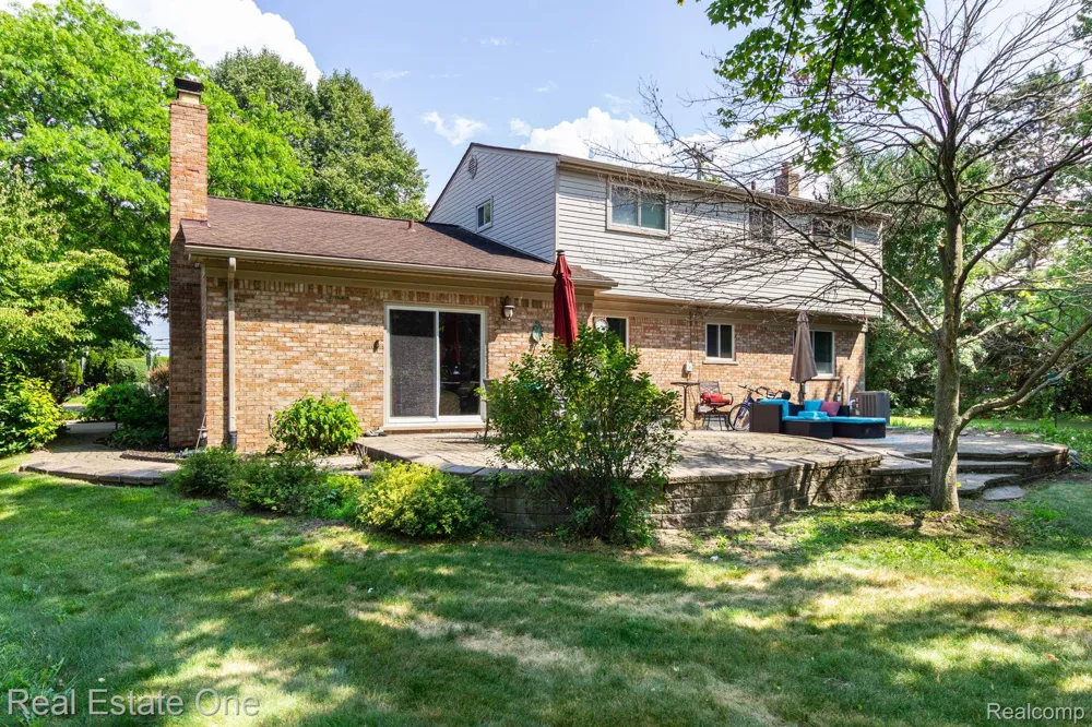 6011 Walker Drive Troy City, MI 48085