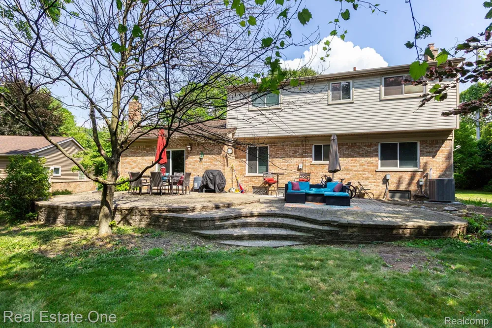 6011 Walker Drive Troy City, MI 48085
