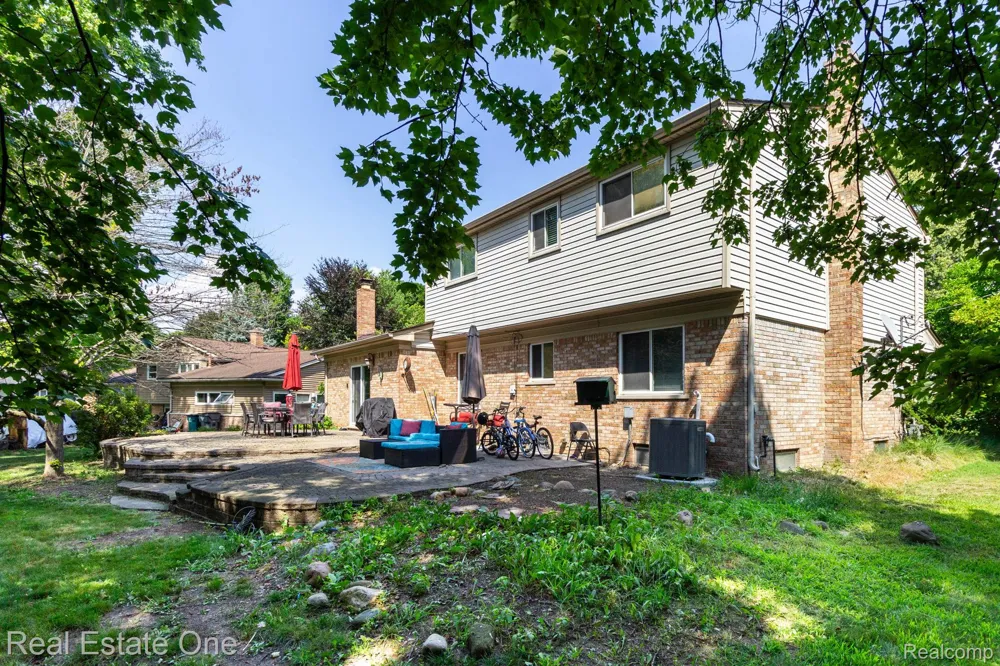 6011 Walker Drive Troy City, MI 48085