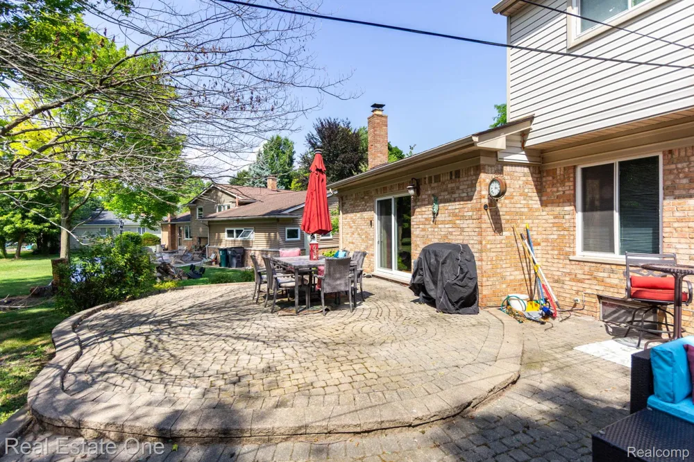 6011 Walker Drive Troy City, MI 48085