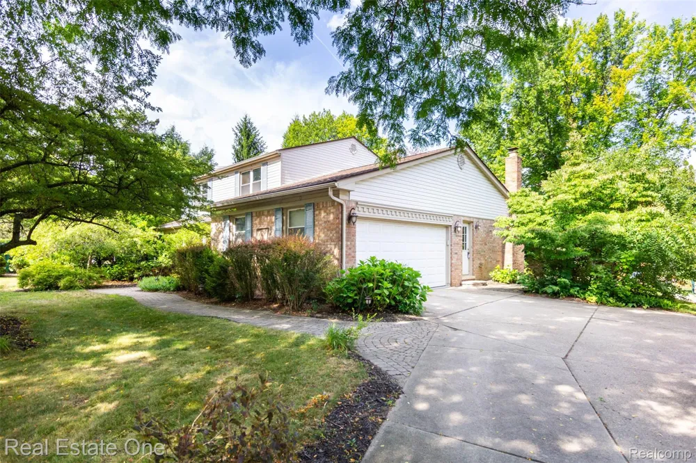 6011 Walker Drive Troy City, MI 48085