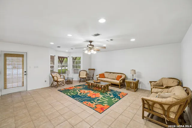2632 WILLIAMS LAKESHORE Kingsland, TX 78639