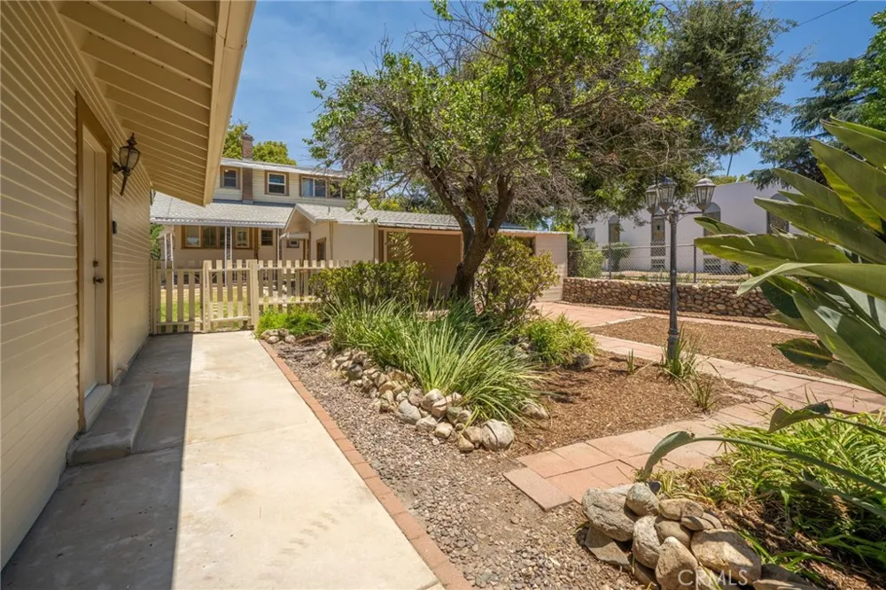 2382 Bonita Avenue La Verne, CA 91750
