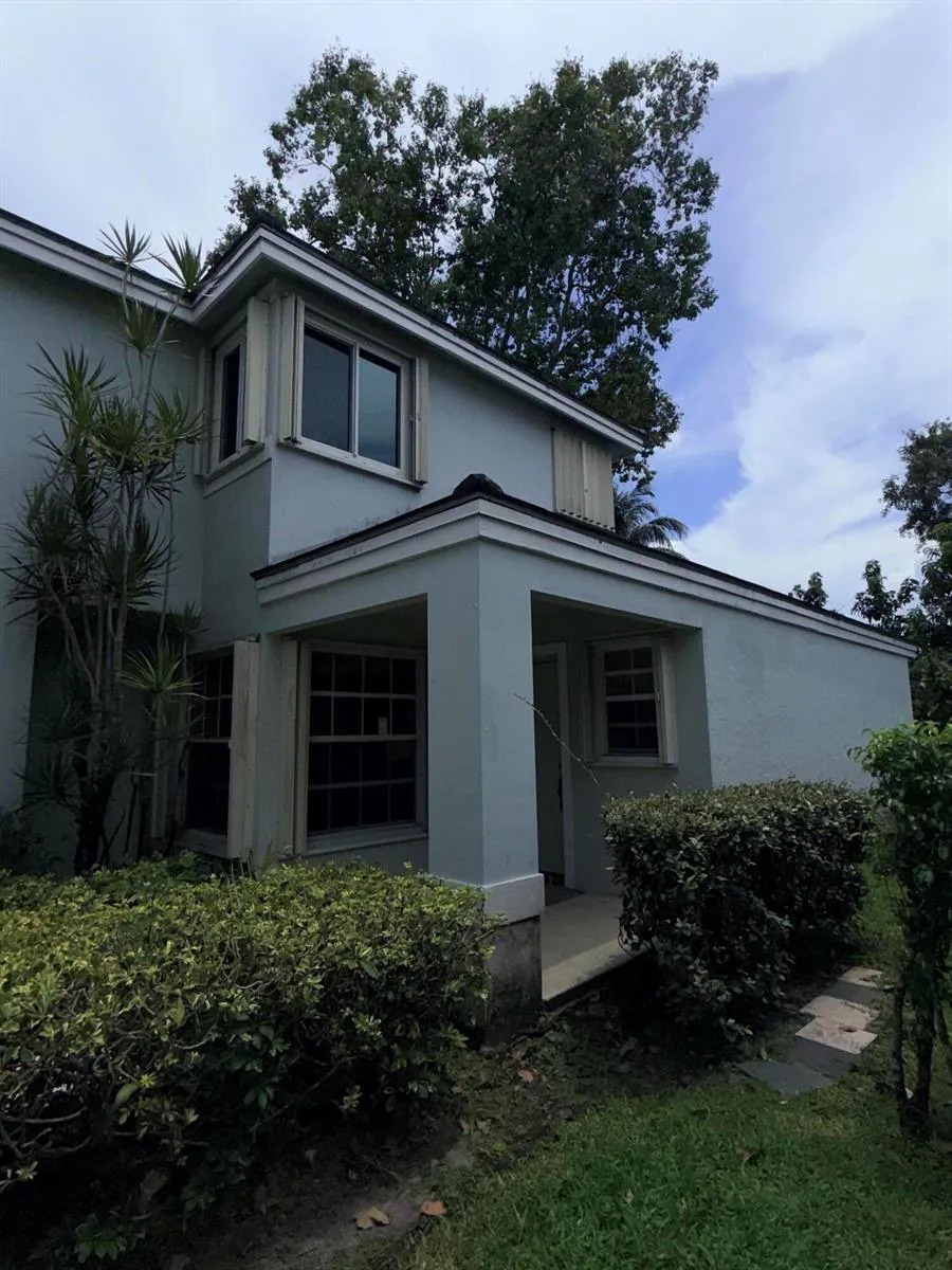8870 Woodside Court Davie, FL 33328