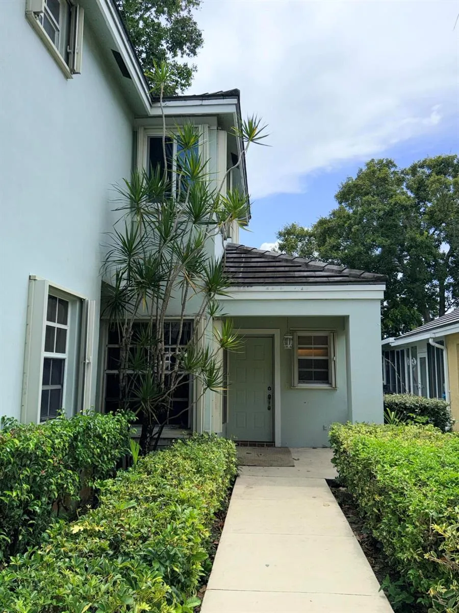 8870 Woodside Court Davie, FL 33328