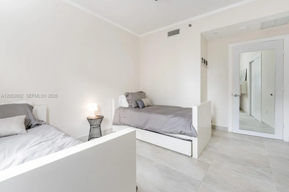 1060 Brickell Ave #1507 Miami, FL 33131