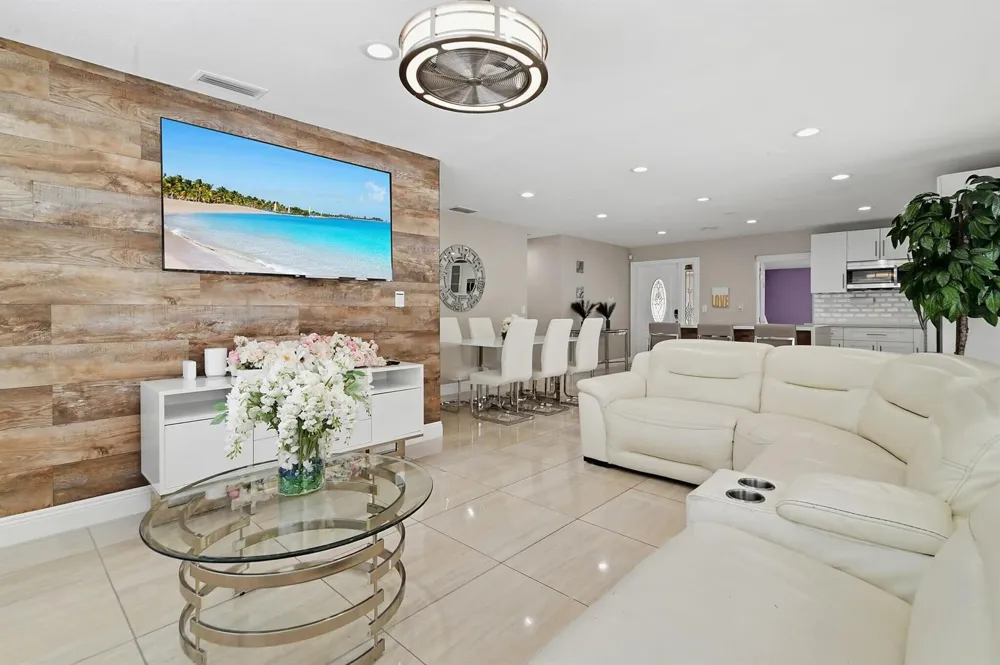 124 Davis Road Palm Springs, FL 33461