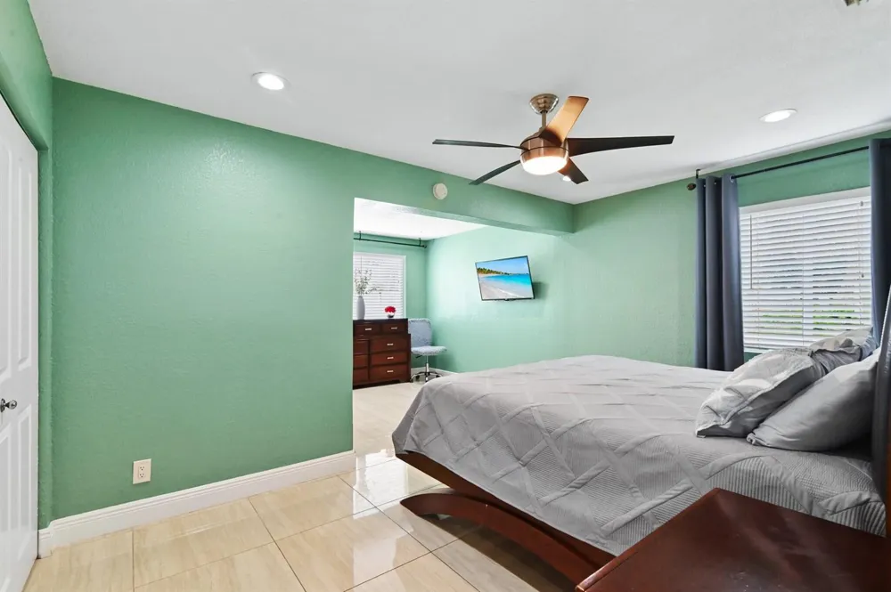 124 Davis Road Palm Springs, FL 33461