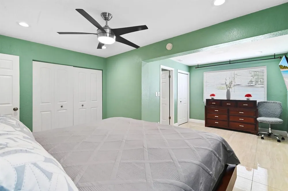 124 Davis Road Palm Springs, FL 33461
