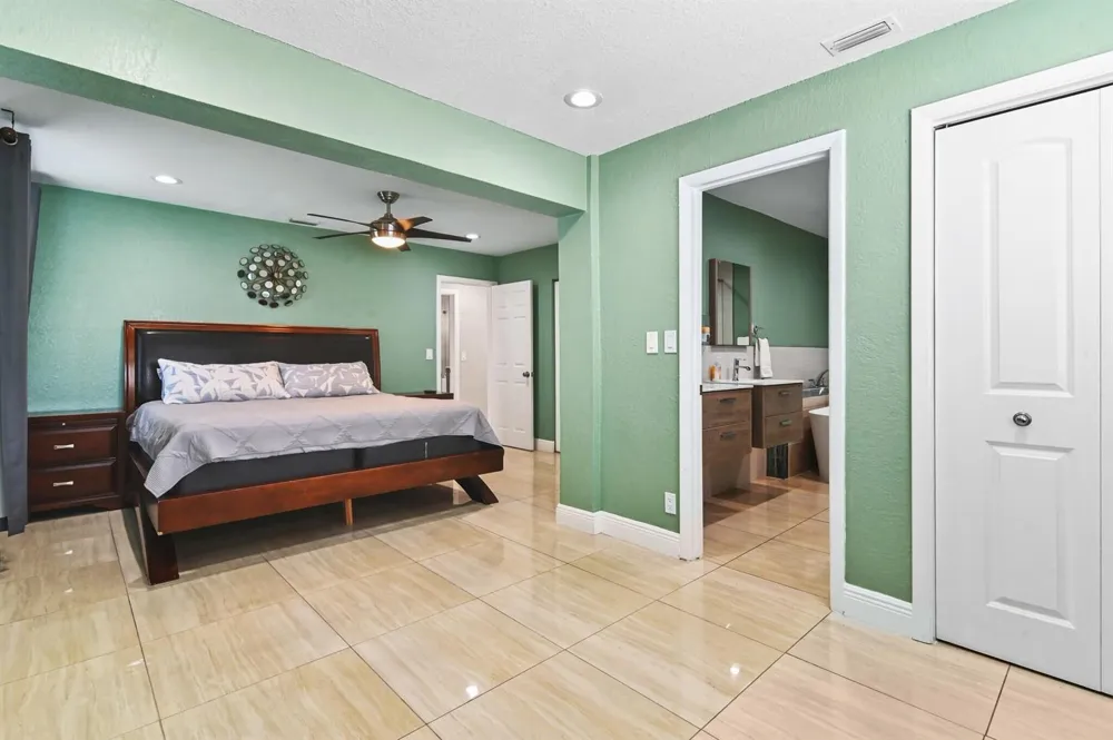 124 Davis Road Palm Springs, FL 33461