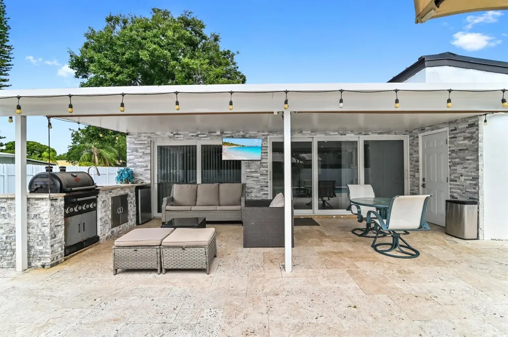 124 Davis Road Palm Springs, FL 33461