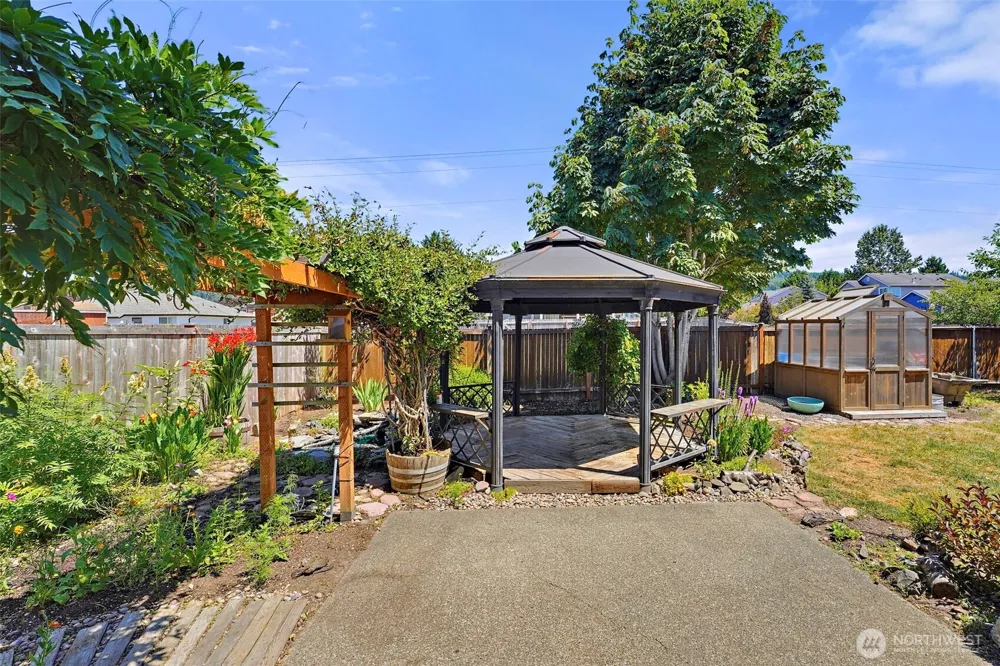 402 Orting Avenue NW Orting, WA 98360