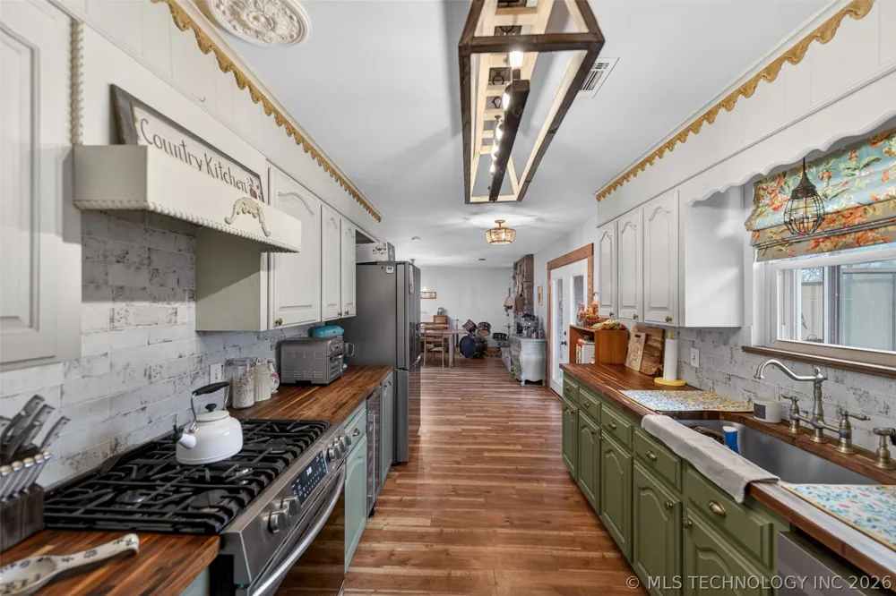 1045 Rolling Meadows Bartlesville, OK 74006