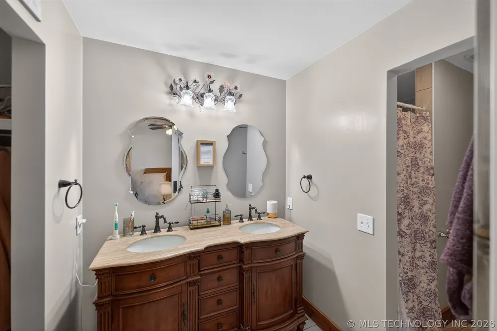 1045 Rolling Meadows Bartlesville, OK 74006