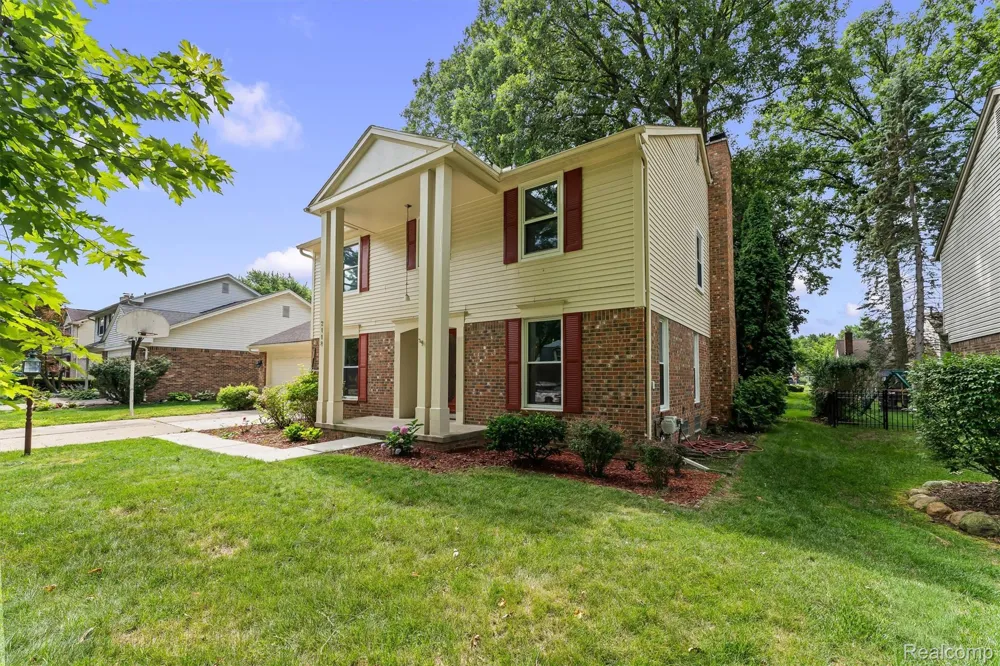 2118 E Rutgers Drive Troy City, MI 48085