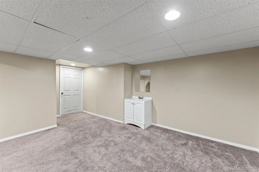 2118 E Rutgers Drive Troy City, MI 48085
