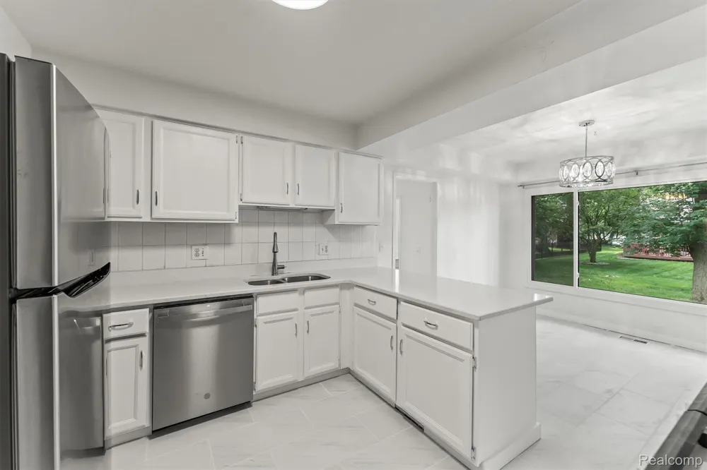 2118 E Rutgers Drive Troy City, MI 48085