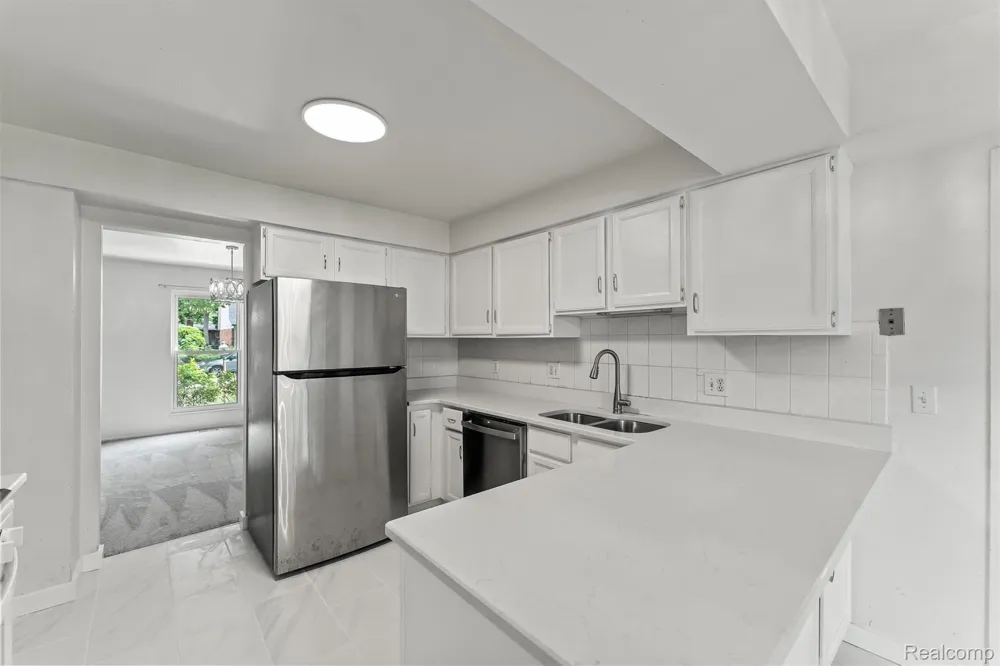 2118 E Rutgers Drive Troy City, MI 48085