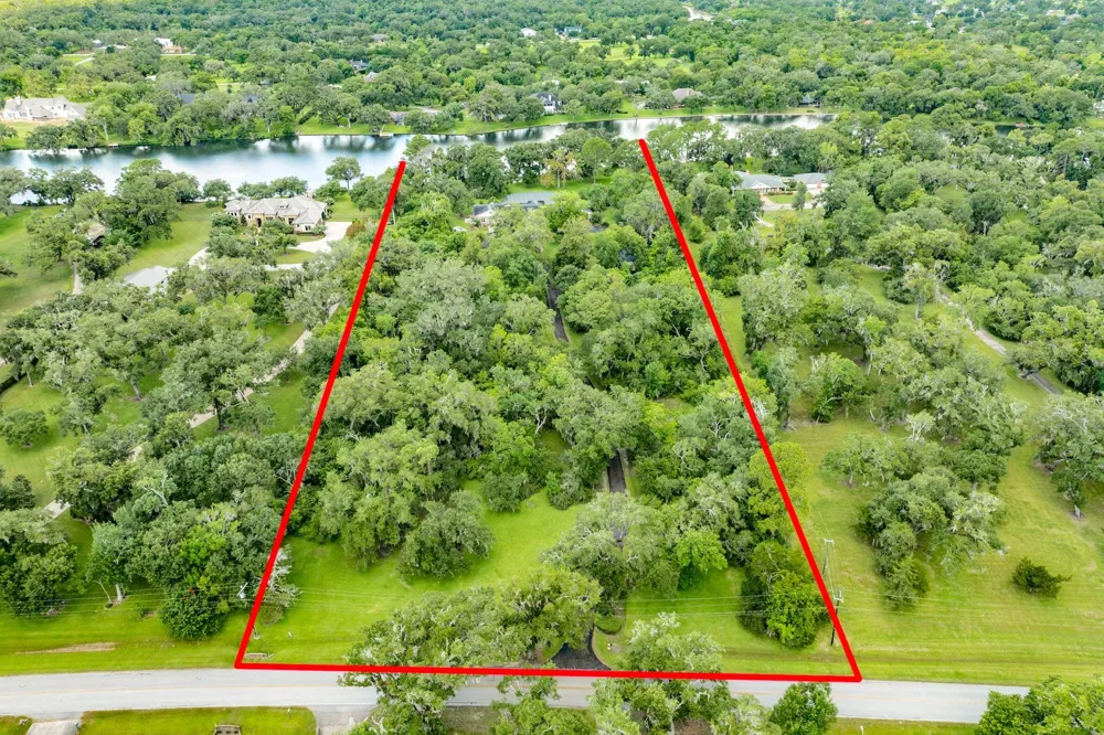 45 Lake Rd Road Lake Jackson, TX 77566