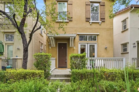 2206 Golden Crest