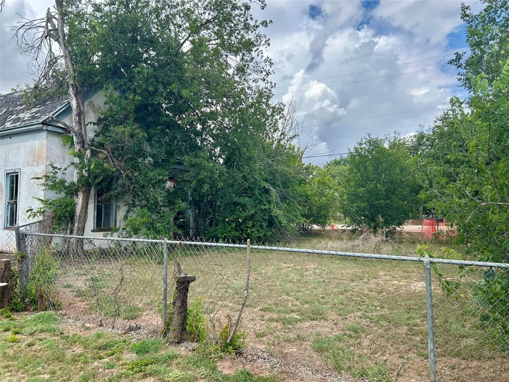 916 W Mesquite Street Coleman, TX 76834