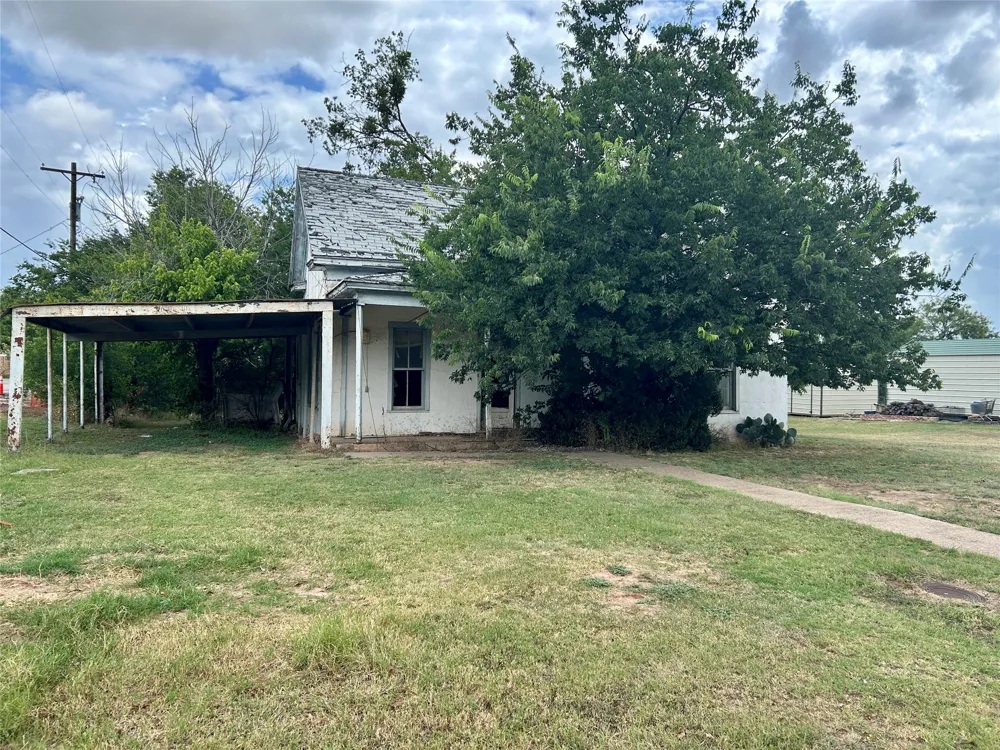 916 W Mesquite Street Coleman, TX 76834