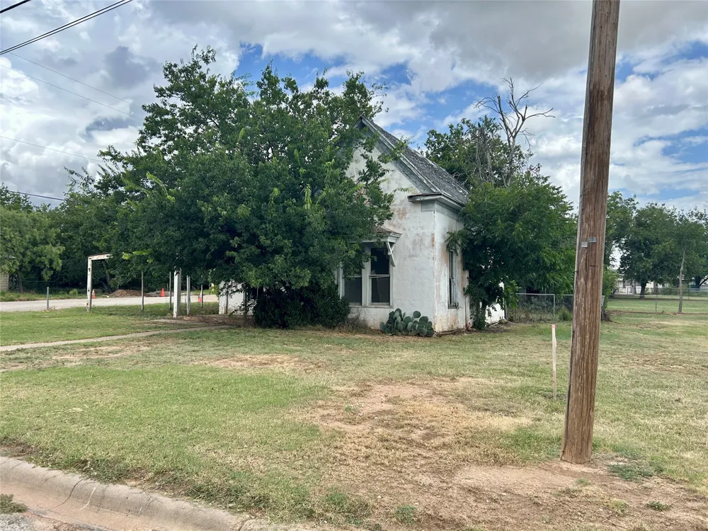 916 W Mesquite Street Coleman, TX 76834