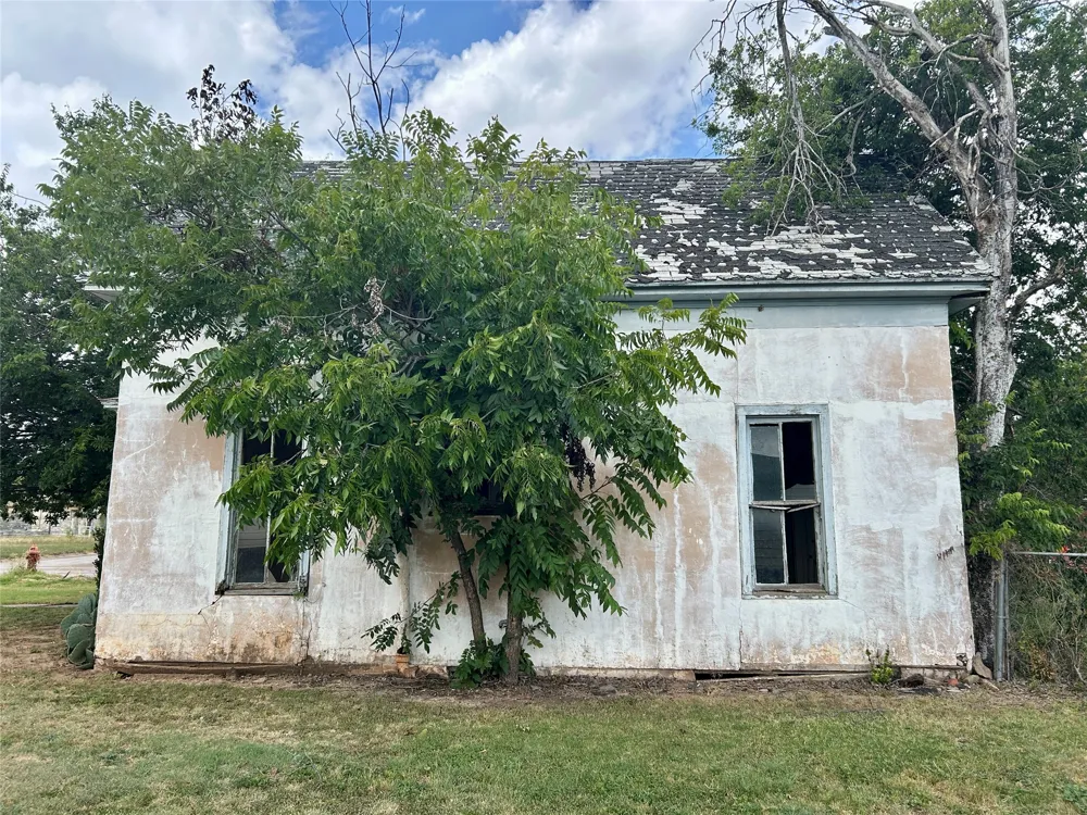 916 W Mesquite Street Coleman, TX 76834
