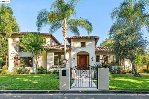 1439 Vine Ln