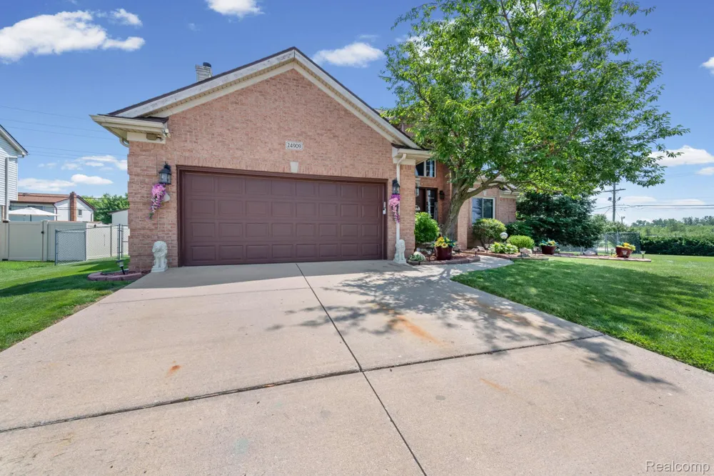 24909 Foxmoor Boulevard Woodhaven City, MI 48183
