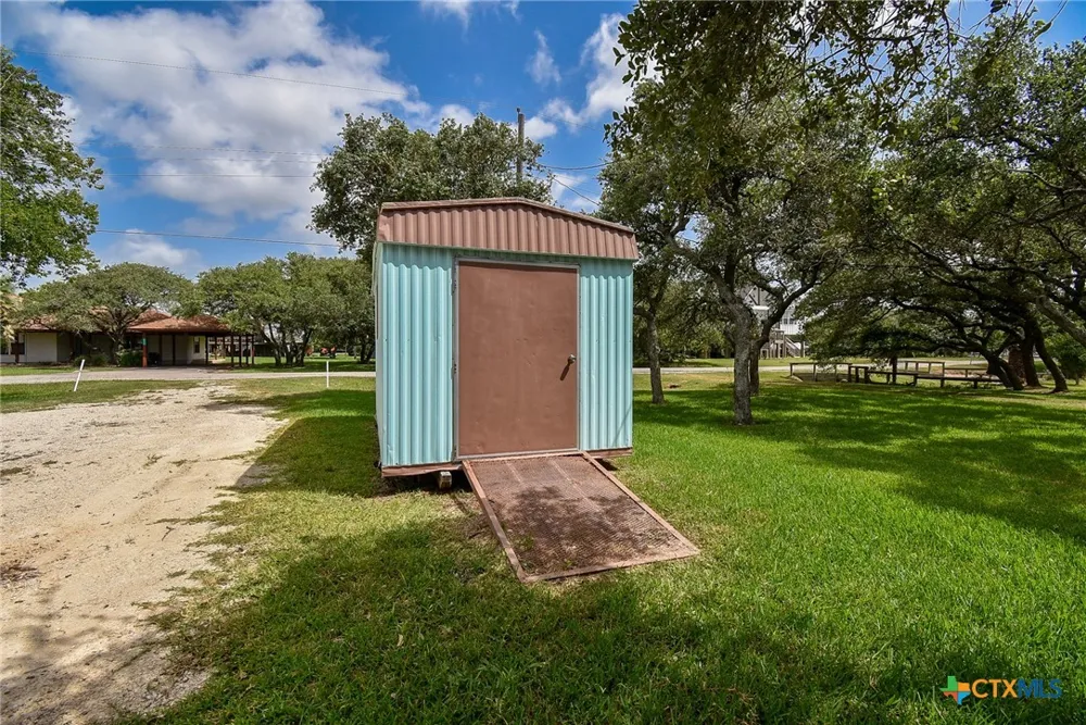 2116 W Bayshore Drive Palacios, TX 77465