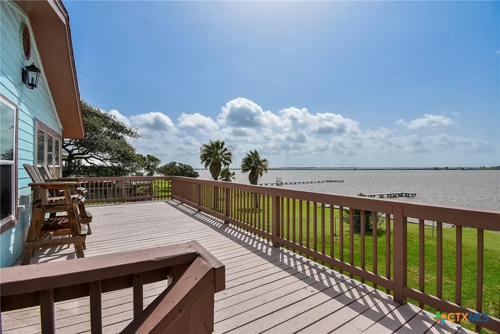 2116 W Bayshore Drive Palacios, TX 77465
