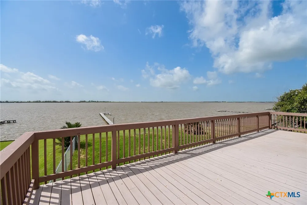 2116 W Bayshore Drive Palacios, TX 77465