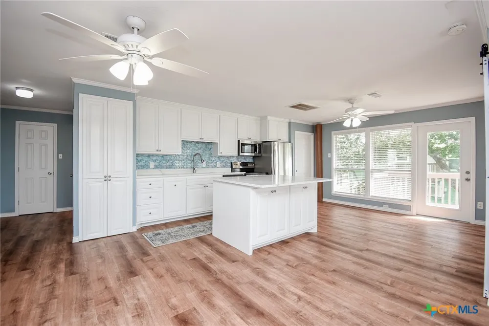 2116 W Bayshore Drive Palacios, TX 77465
