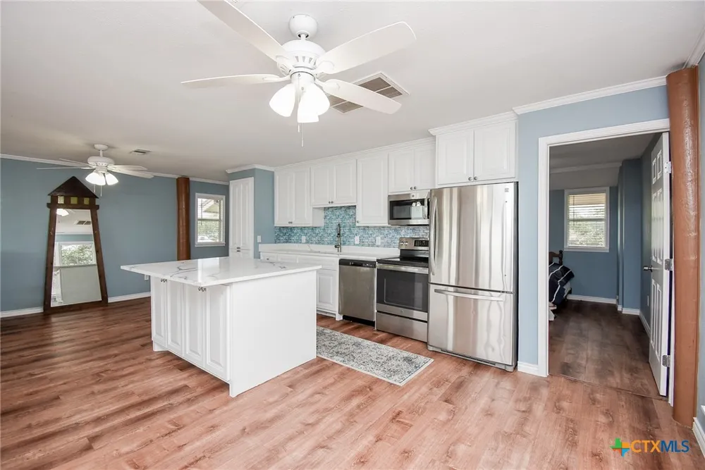 2116 W Bayshore Drive Palacios, TX 77465