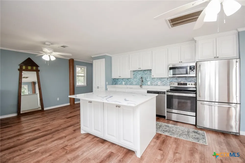 2116 W Bayshore Drive Palacios, TX 77465