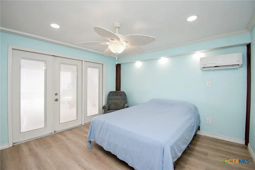 2116 W Bayshore Drive Palacios, TX 77465