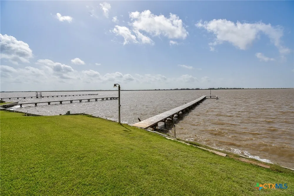 2116 W Bayshore Drive Palacios, TX 77465