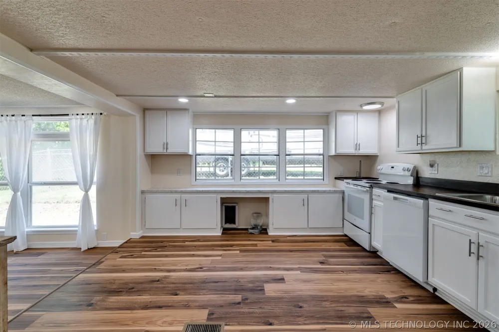 9209 Sleepy Hollow Drive Tecumseh, OK 74857