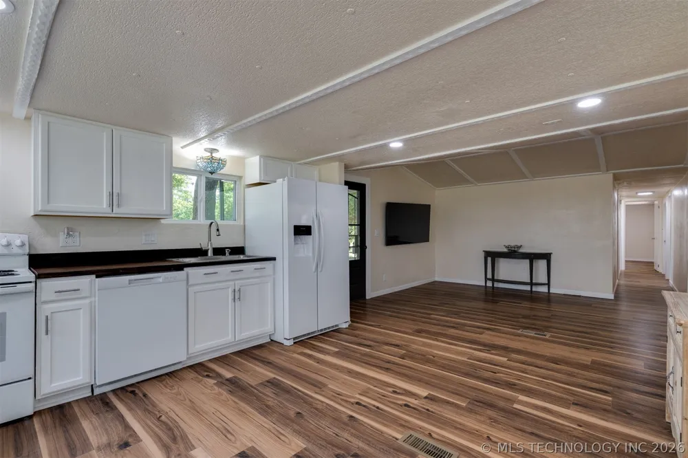 9209 Sleepy Hollow Drive Tecumseh, OK 74857