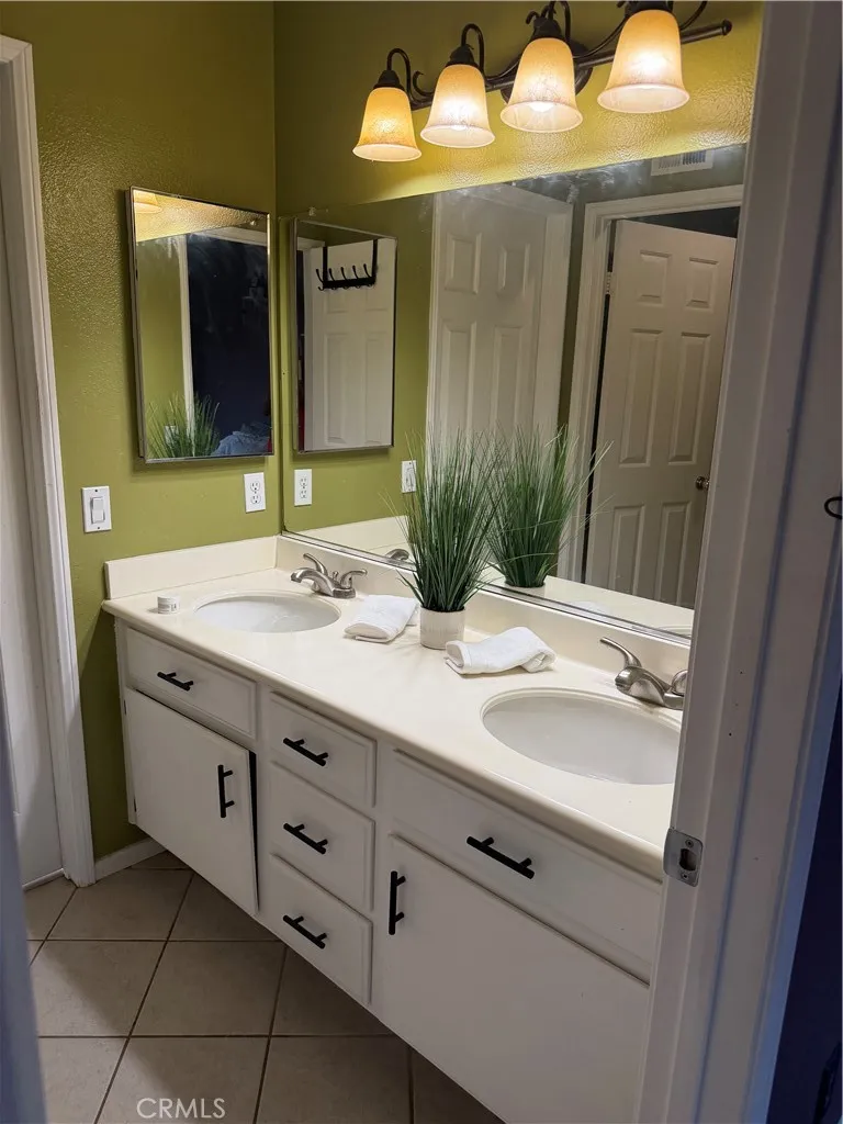 1353 Hermosa Corona, CA 92879