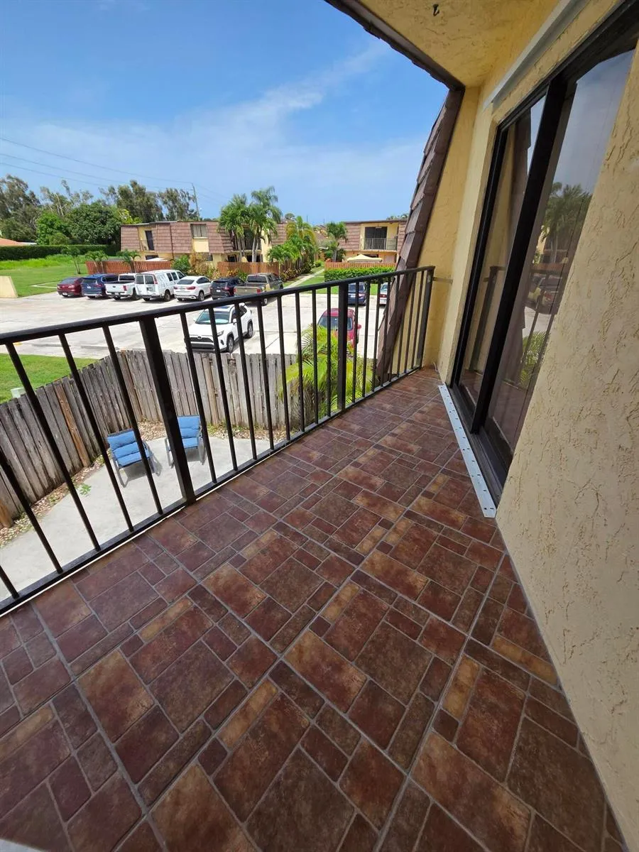 22 Springdale Circle Palm Springs, FL 33461