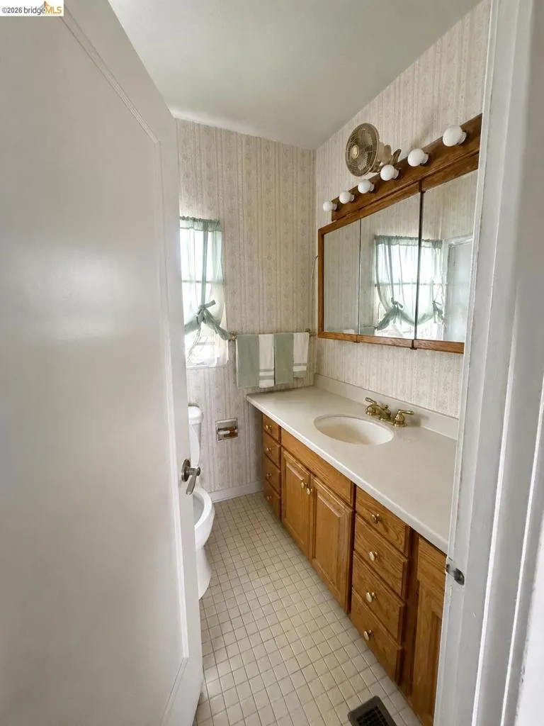 1862 66Th Ave Oakland, CA 94621