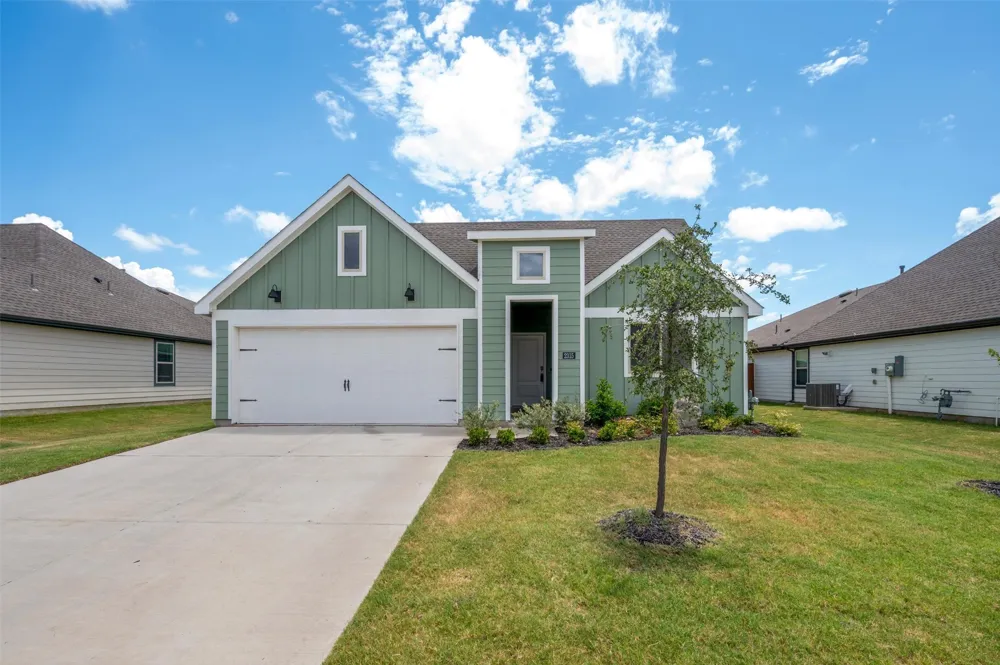 2315 Hydrangea Drive Pilot Point, TX 76258